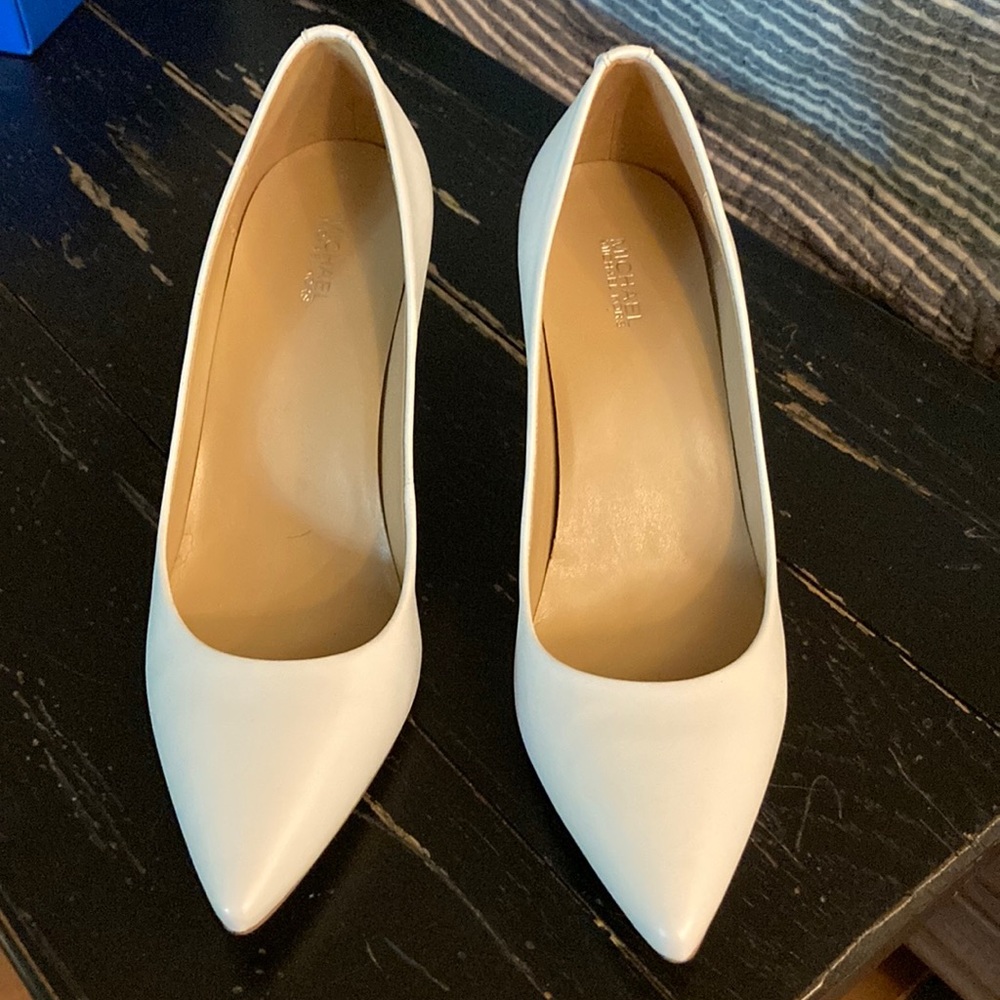 Michael Kor white pump